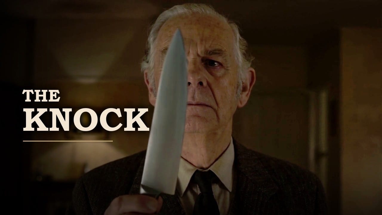 The Knock — ein alter Mann mit einem Küchenmesser in einem dämmrigen Flur; Titelbild des KI-Kurzfilms von Foways